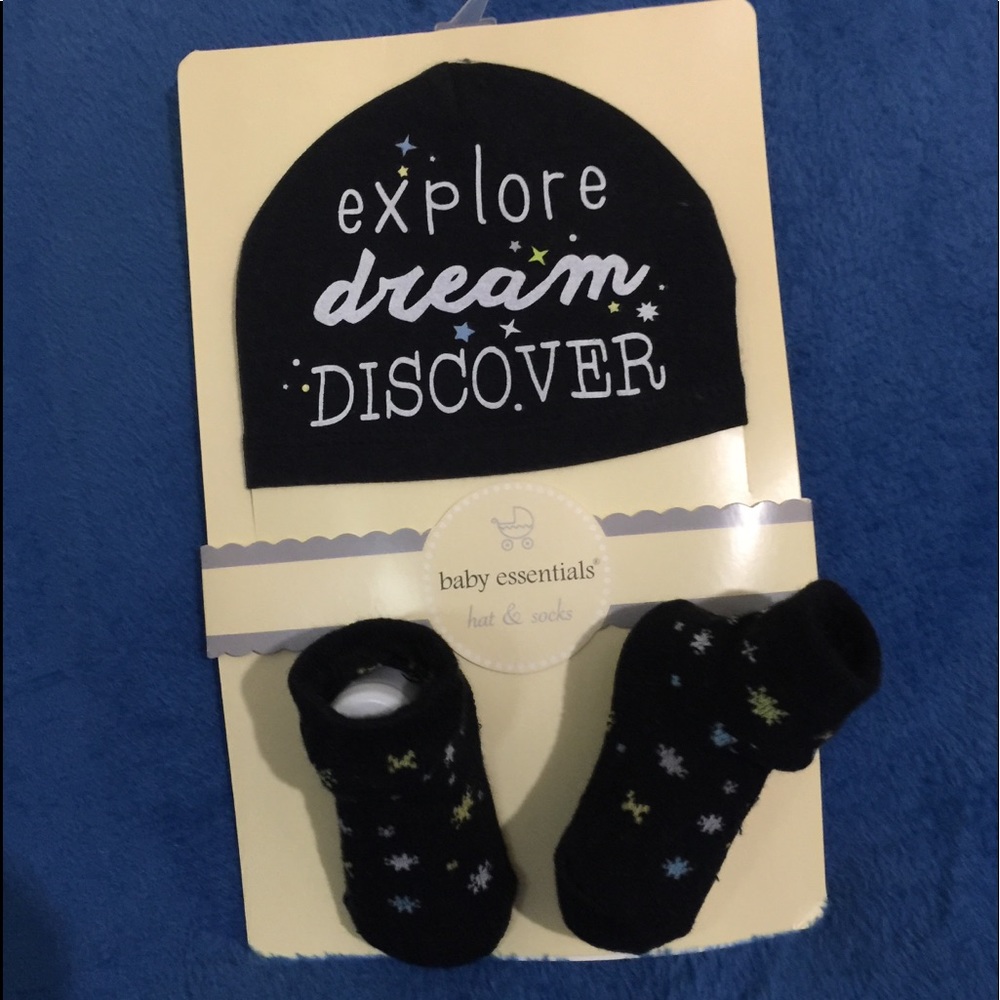 Infant hat & socks set “EXPLORE DREAM DISCOVER”